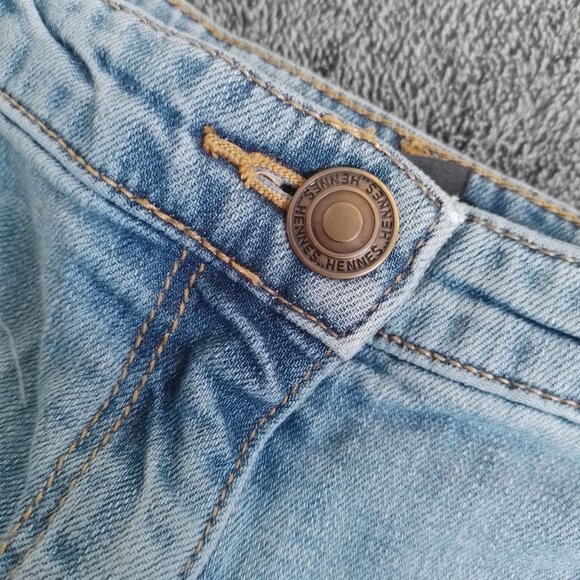 🎀 High-Waisted Denim Shorts 🎀 - Picture 3 of 5